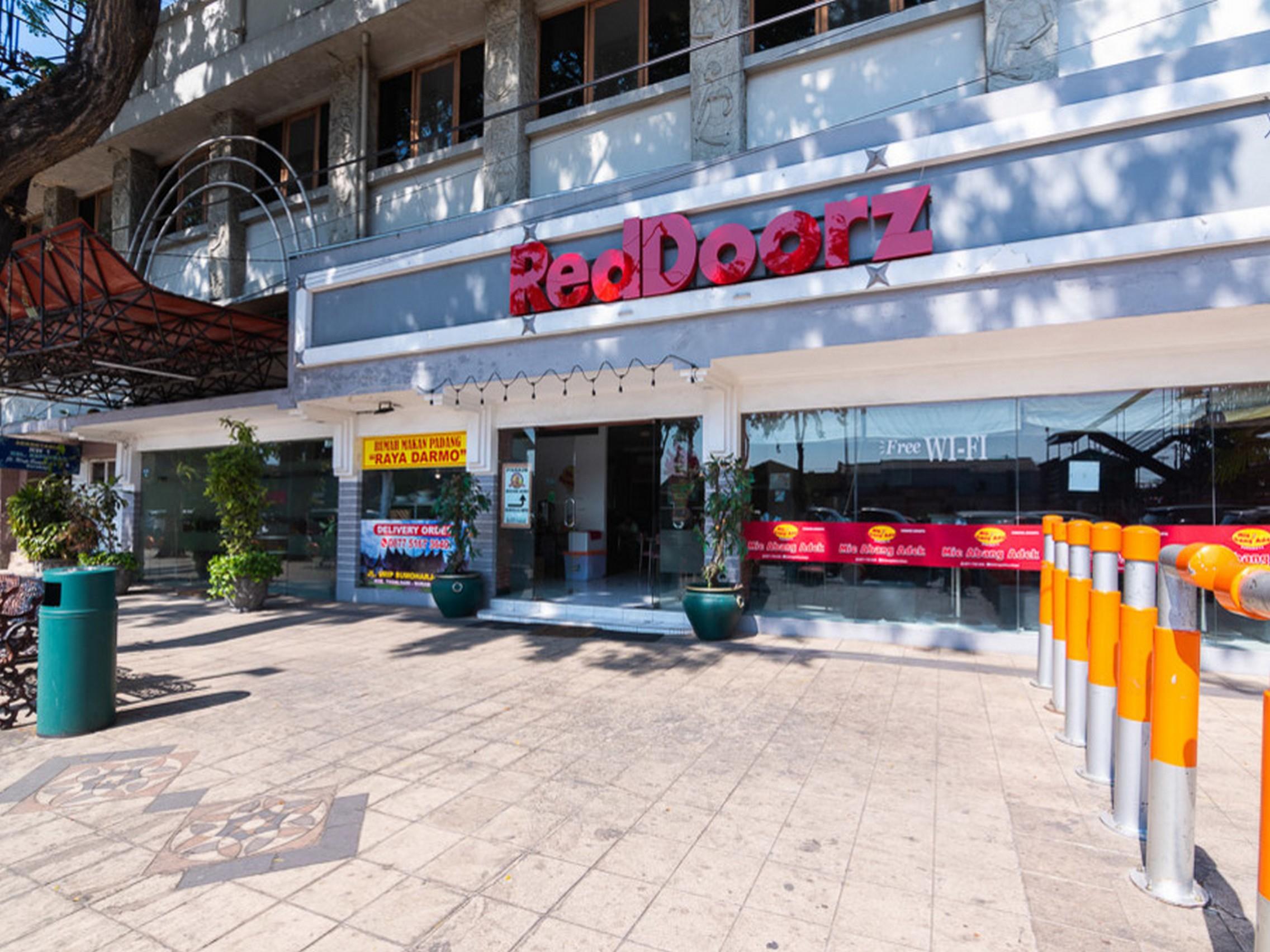 Hotel Reddoorz @ Urip Sumoharjo Surabaja Exteriér fotografie